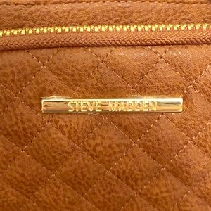 Brown tufted crossover purse, with hair ribbon